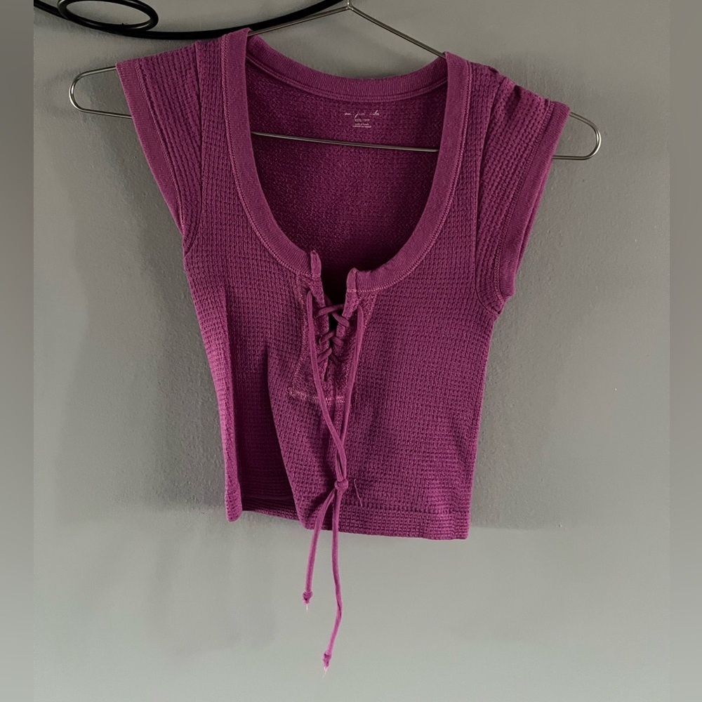 URBAN OUTFITTERS berry cropped shirt